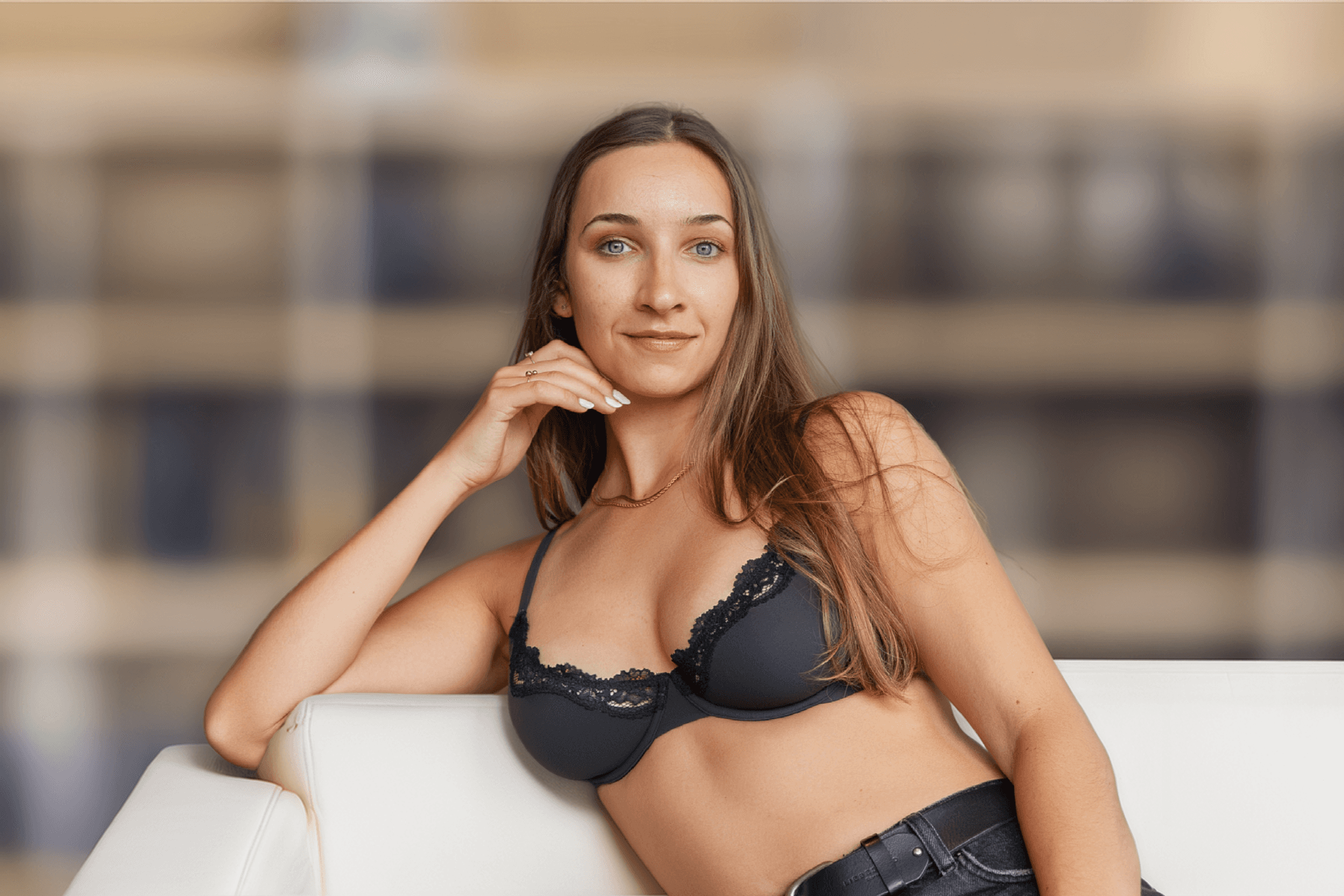 Lena Maria Herrmann auf Sofa